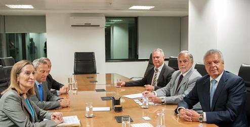 La Ministra de Fomento visita Brasil