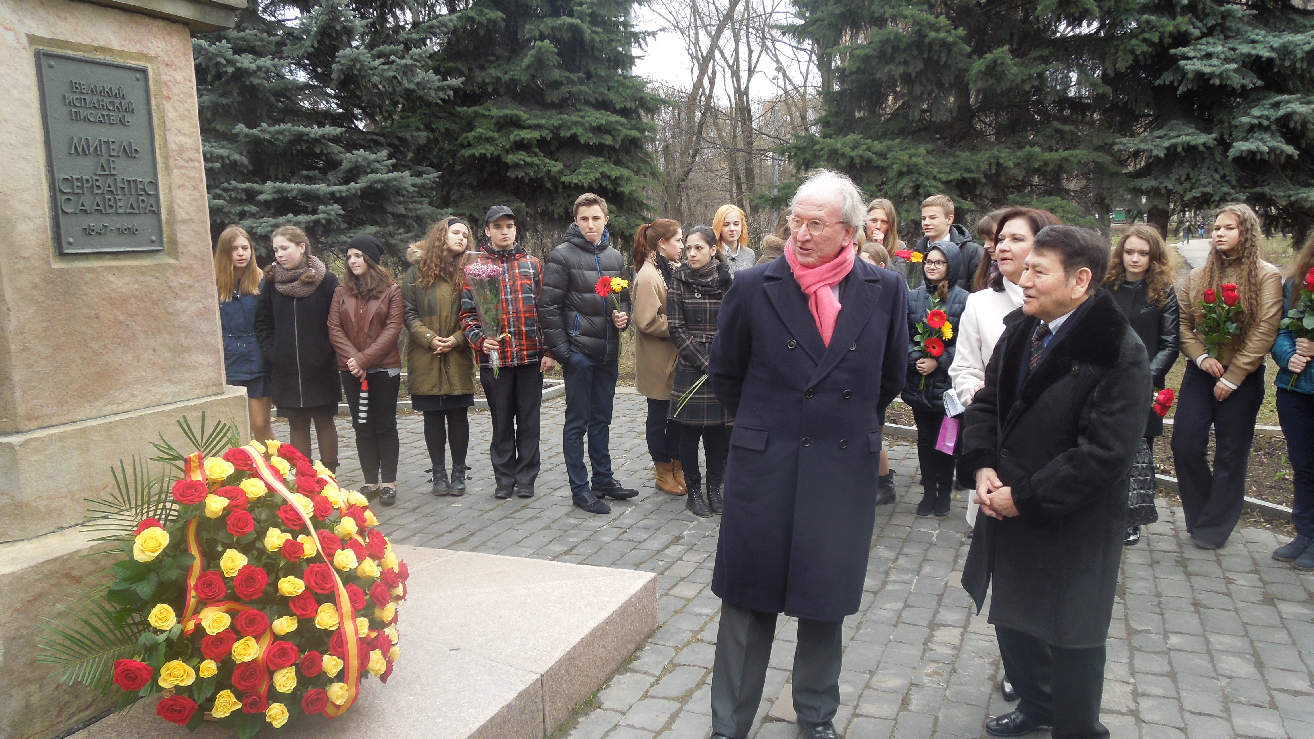 20150423 - Ofrenda floral Cervantes - Embajador.jpg