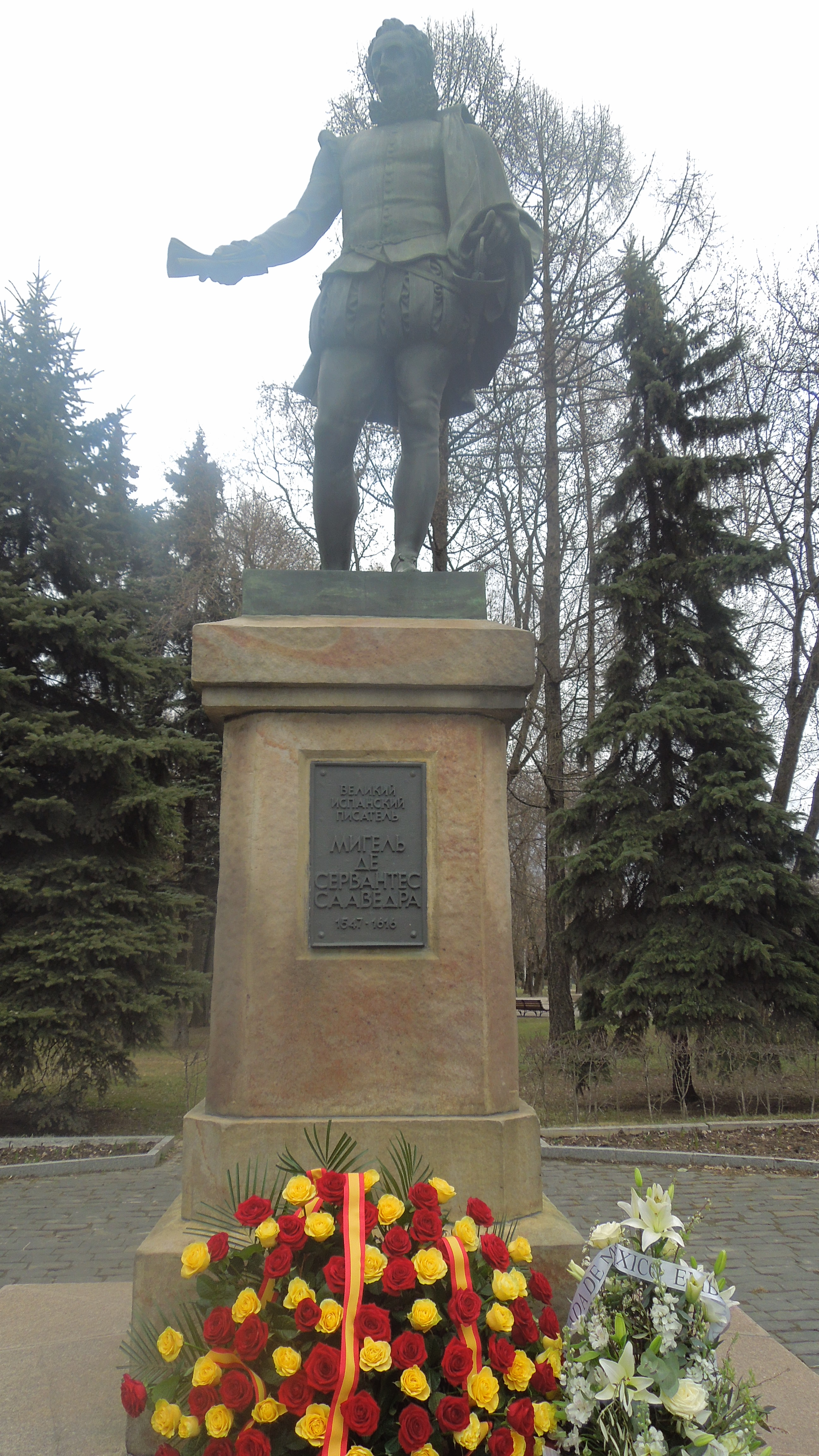 20150423 - Ofrenda floral Cervantes - estatua.jpg