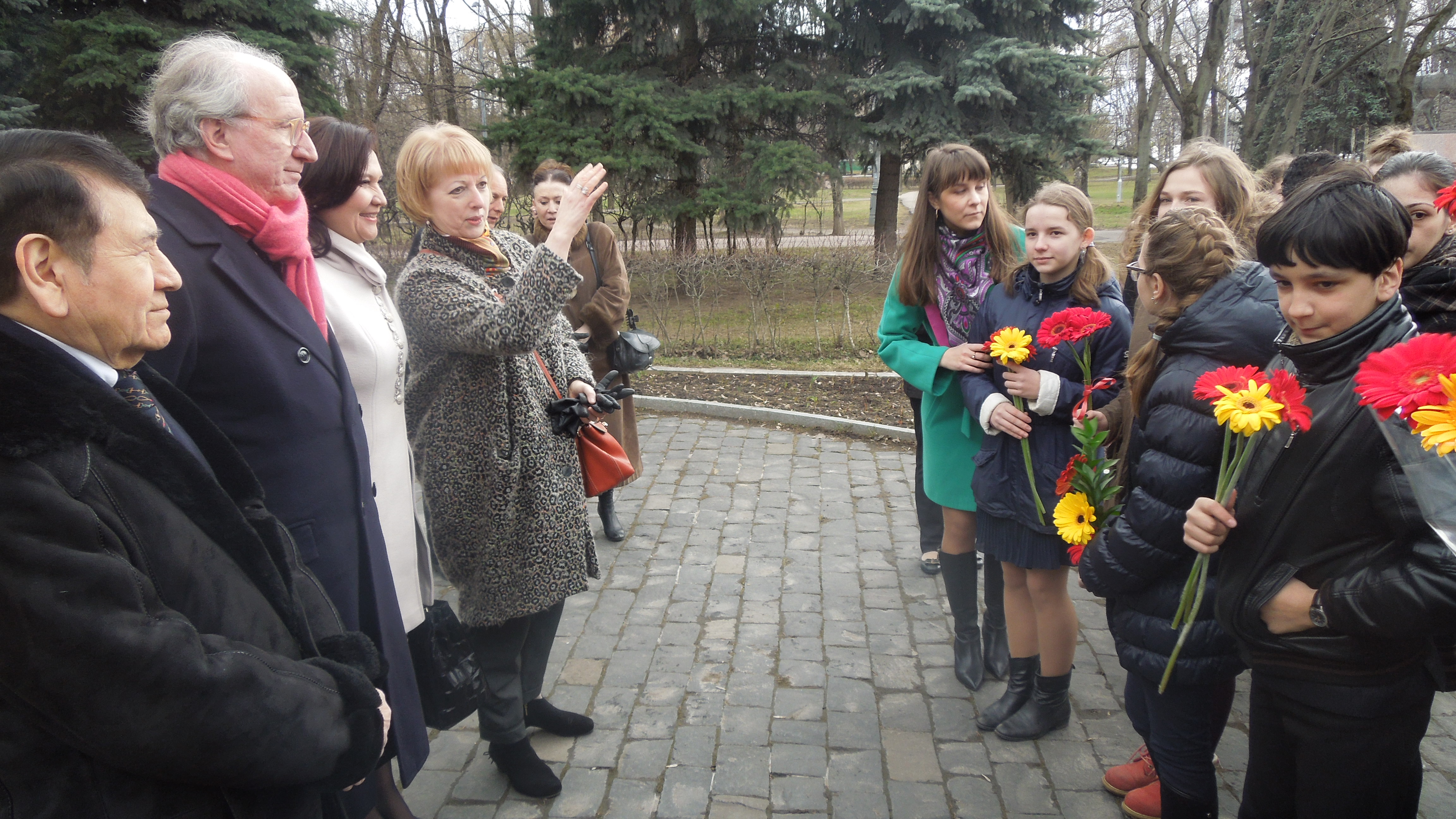 20150423 - Ofrenda floral Cervantes - niños.jpg