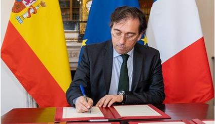 Firma de la Convención relativa a la Organización Internacional de Ayudas a la Navegación marítima