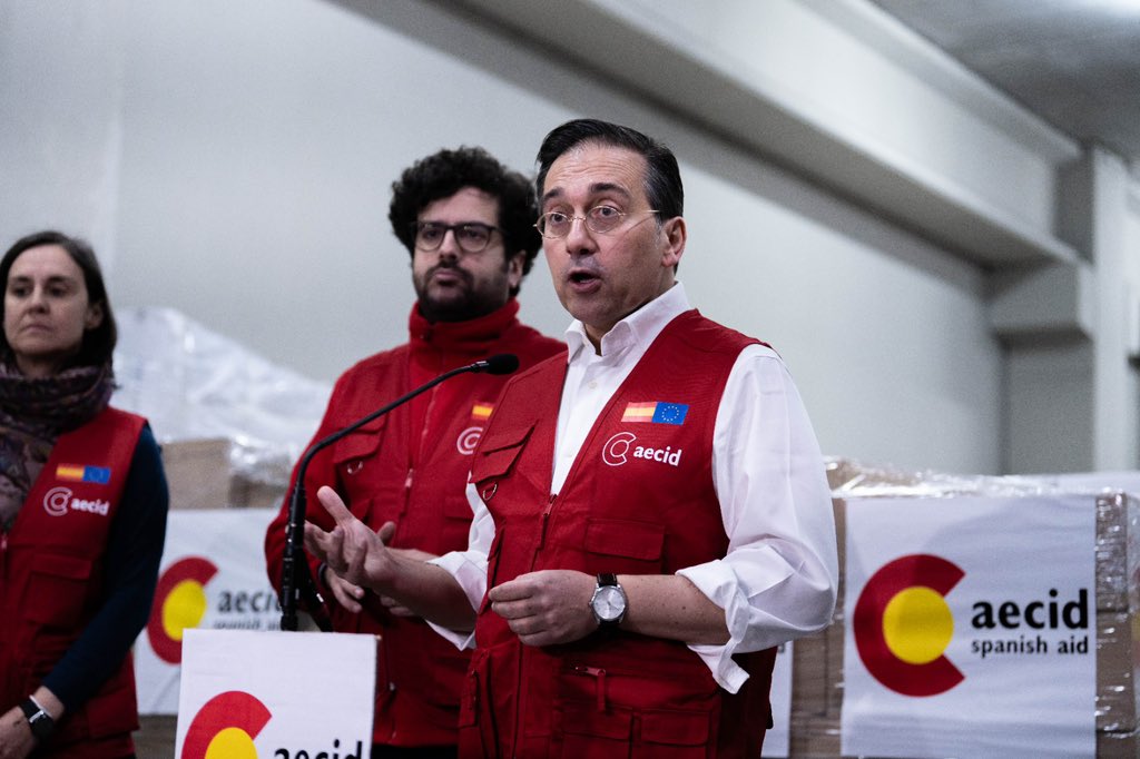 El ministro Albares presenta un envío de material humanitario a la Franja de Gaza. 