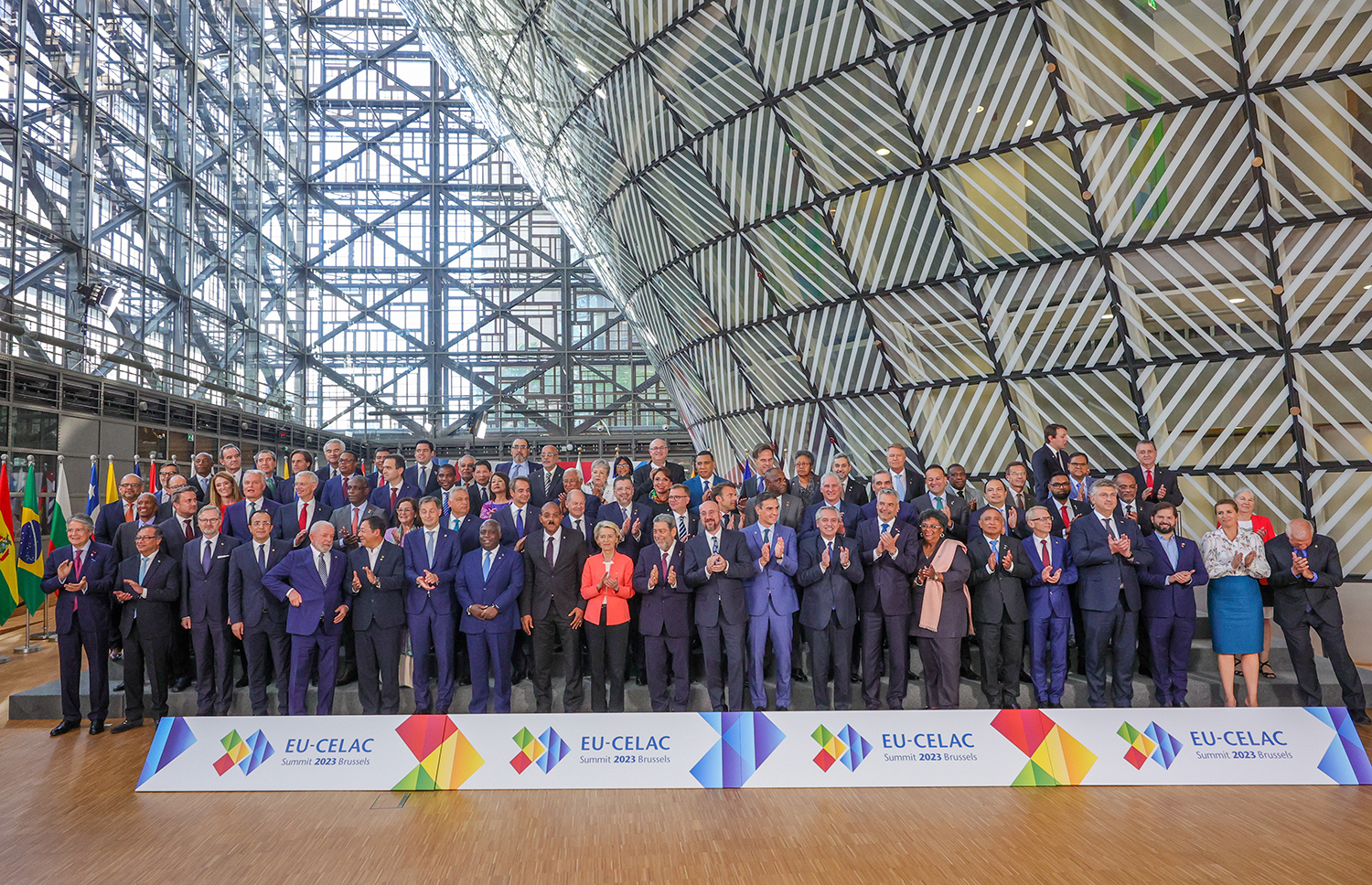 Foto de familia de la Cumbre UE-CELAC celebrada en Bruselas en julio de 2023, bajo la Presidencia española del Consejo de la UE. Foto: EFE / Olivier Matthys