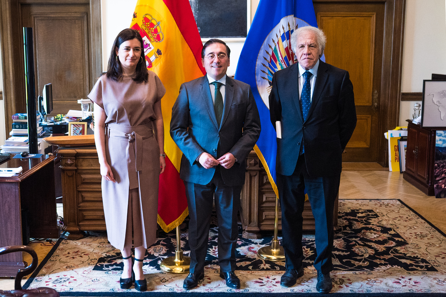 El ministro de Asuntos Exteriores, Unión Europea y Cooperación, junto al secretario general de la OEA, Luis Almagro, y la embajadora de España ante la OEA, Carmen Montón, durante una visita a la sede de la institución en Washington, en mayo de 2023. Foto: Javier Hernández (Nolsom) / MAUEC